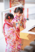 大阪の常光円満寺で七五三参りする2人の少女